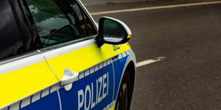 Einsatzfahrzeug der Polizei (Foto: IMAGO / Fotostand)