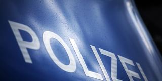 Polizei-Schriftzug auf einem Auto (Foto: IMAGO / Dreamstime)
