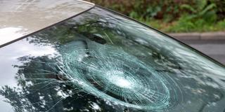 Symbolbild: eingeschlagene Scheibe eines Fahrzeugs (Foto: IMAGO / Seeliger)