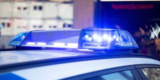 Polizeiwagen mit Blaulicht im Einsatz (Foto: IMAGO / aal.photo)