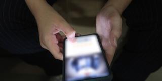 Jemand hält ein Smartphone in den Händen, Displayinhalt zensiert (Foto: IMAGO / APAimages)