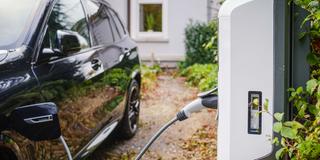 Ein E-Auto wird an einer privaten Ladesäule geladen (Foto: IMAGO / Robert Poorten)