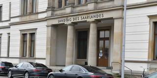 Limousinen parken vor dem Saarländischen Landtag in Saarbrücken (Foto: Imago / BeckerBredel)