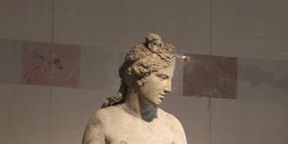 Marmor-Staute der Aphrodite, Göttin der Schönheit in der griechischen Mythologie, hält sich die Hände vor Brust und Schoß (Foto: IMAGO / Heritage Images)