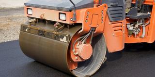 Sanierung einer Straßendecke. Straßenwalze auf der Baustelle. (Foto: IMAGO/Panthermedia)