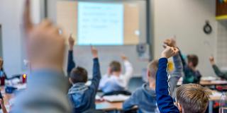 Schüler sitzen im Klassenzimmer und melden sich im Unterricht (Foto: IMAGO / Funke Foto Services / Ingo Ottp)
