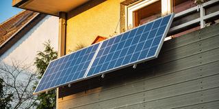 Balkonkraftwerk an einem Mehrfamilienhaus (Foto: IMAGO / Robert Poorten)