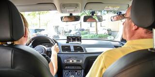 Blick in ein Fahrschulfahrzeug während einer Übungsstunde (Foto: IMAGO / Funke Foto Services)