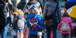 Eltern bringen ihre Kinder zur Schule (Foto: IMAGO / Michael Gstettenbauer)