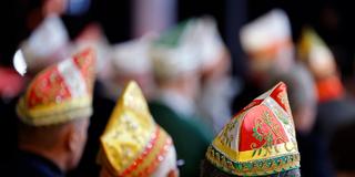 Karnevalisten mit traditionellen Kopfbedeckungen (Foto: IMAGO / Panama Pictures)