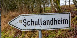 Auf einem Schild stehrt "Schullandheim" (Symbolbild) (Foto: IMAGO / Manngold)