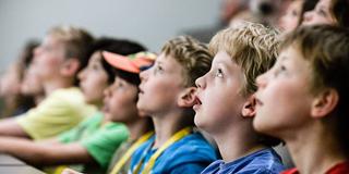 Kinder sitzen staunend in einem Hörsaal (Foto: IMAGO / Funke Foto Services)