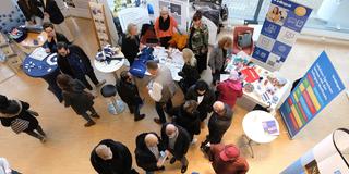 Informationsstände und Besucher einer Job- und Weiterbildungsmesse (Foto: IMAGO / Funke Foto Services / Stefan Arend)