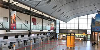 Die leere Flughafenhalle Saarbrücken (Foto: IMAGO / BeckerBredel)