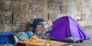 Schlafplatz eines Obdachlosen. Matratze auf dem Boden, Zelt und Einkaufswagen mit den persönlichen Gegenständen. (Foto: IMAGO / Schöning)