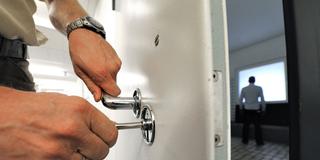 Eine Gefängniszelle wird aufgeschlossen (Foto: IMAGO / Funke Foto Services)