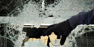 Symbolbild: Überfall auf ein Juwelier-Geschäft (Foto: IMAGO / imagebroker)