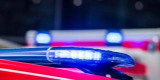 Ein Rettungswagen der Feuerwehr fährt mit Blaulicht vorbei (Foto: IMAGO / ZUMA Wire)