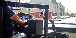 Ein Busfahrer sitzt am Steuer (Foto: IMAGO / Gottfried Czepluch)