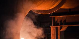 Ein Stahlarbeiter in Schutzkleidung beim Abstich (Foto: IMAGO / Funke Foto Services)