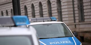 Polizeieinsatz. Fahrzeuge stehen an einer Straße. (Foto: IMAGO / Maximilian Koch)