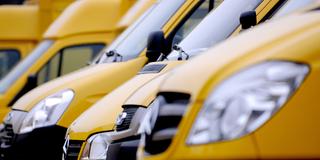 Gelbe Paket-Fahrzeuge stehen auf einem Parkplatz (Foto: IMAGO / Funke Foto Services)