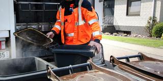 Biotonnen werden gewaschen (Foto: IMAGO / Funke Foto Services)