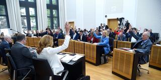 Abgeordnete in einer Plenarsitzung des Saarländischen Landtages (Foto: IMAGO / BeckerBredel)