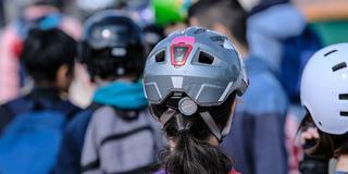 Schülerinnen auf dem Schulweg mit Fahrrad und Fahrradhelm (Foto: IMAGO / Michael Gstettenbauer)