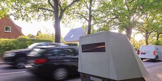 Mobile Blitzanlage, sogenannter Panzerblitzer, oder Blitzeranhänger (Foto: IMAGO / Lobeca)