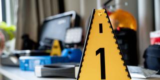 Symbolbild: Utensilien zur Beweissicherung liegen auf einem Tisch (Foto: IMAGO / Political-Moments)