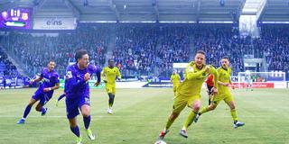Marcel Bär (Erzgebirge Aue) im Angriff , rechts Robin Bormuth (1. FC Saarbrücken), 07.02.2026 (Foto: IMAGO / Kruczynski)