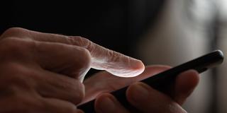 Eine Person tippt auf einem Smartphone (Foto: IMAGO / imagebroker)