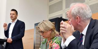 Anke Rehlinger und Jakob von Weizsäcker bei einer Rede von Raphael Schäfer im saarländischen Landtag (Foto: IMAGO / BeckerBredel)