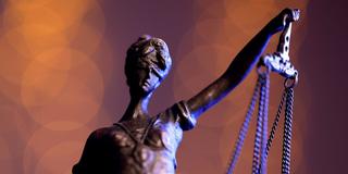 Eine Bronzestatue der Justitia (Foto: IMAGO / Panama Pictures)