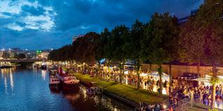 Zahlreiche Beuscher in den Abendstunden am Flussufer beim Saarspektakel (Foto: IMAGO / BeckerBredel)
