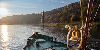 Blick über den Bug eines historischen Dampfbootes auf den Fluss (Foto: IMAGO / robertharding)