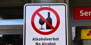 Hinweisschild auf ein Alkoholverbot (Foto: IMAGO / Manfred Segerer)