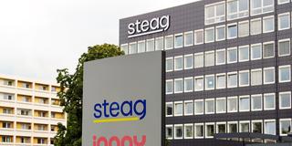 Logo vor einem Konzerngebäude des Kraftwerksbetreibers Steag Iqony (Foto: IMAGO / snowfieldphotography)