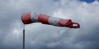 Windsack vor grauen Wolken (Foto: IMAGO / Steinach)