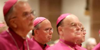 Bischof Stephan Ackermann im Kreis seiner Amtskollegen bei einem Gottesdienst (Foto: IMAGO / Future Image)