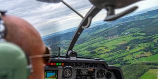 Blick aus einem Kleinflufzeug in der Luft (Foto: IMAGO / Hohlfeld)
