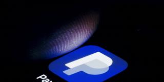 Die App von PayPal wird auf einem Smartphone angezeigt. (Foto: IMAGO / photothek)