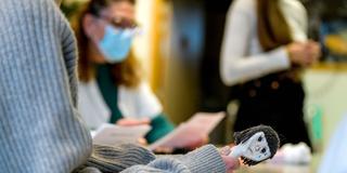 Patientinnen und Therapeutin in einer Kinder- und Jugendpsychiatrie (Foto: IMAGO / Andia)