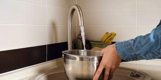 Eine Person lässt Wasser in einen Kochtopf laufen (Foto: IMAGO / imagebroker)