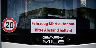 Hinweisschild an einem autonom fahrenden Bus in Essen (Foto: IMAGO / Funke Foto Services)