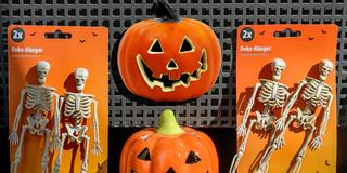 Schaufenster mit Halloween-Artikeln, Gerippe und Kürbisse. (Foto: IMAGO / imagebroker)