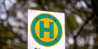 Haltestellenschild Bürgerbus (Foto: IMAGO / Funke Foto Services)