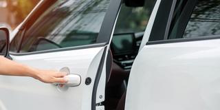 Jemand öffnet eine AUtotür mit schlüssellos-System (Keyless Go) (Foto: IMAGO / Pond5 Images)