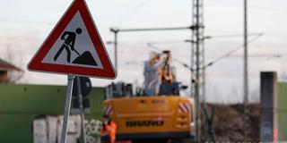 Baggerarbeiten und Schild Achtung Baustelle (Foto: IMAGO / HEN-FOTO)